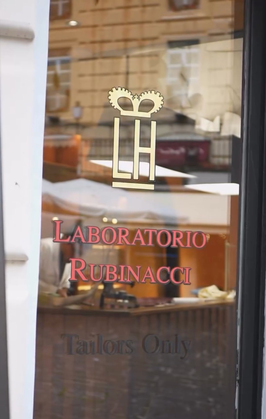 Laboratorio Rubinacci — Gold in the Hands